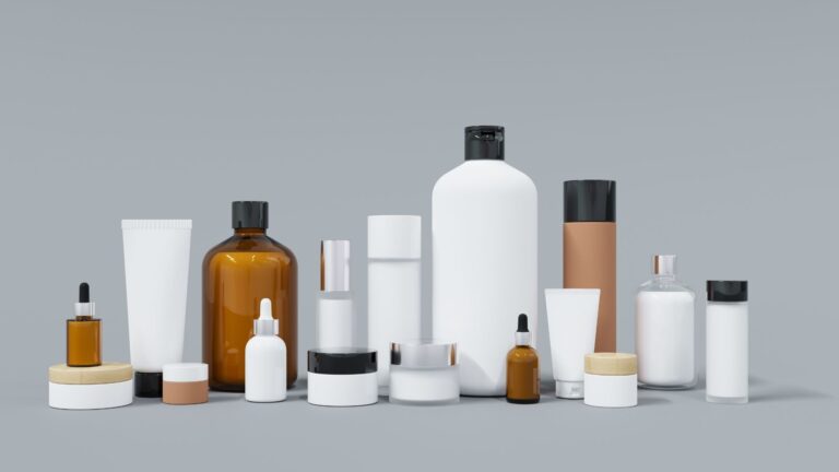 Brändittömiä kosmetiikkatuotteita siistissä rivissä